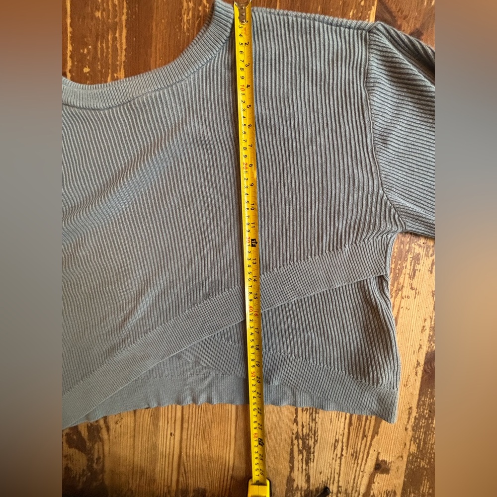 Lululemon reversible cross over crewneck sweater. Gray/ blue.
Size 18 - Picture 9 of 12
